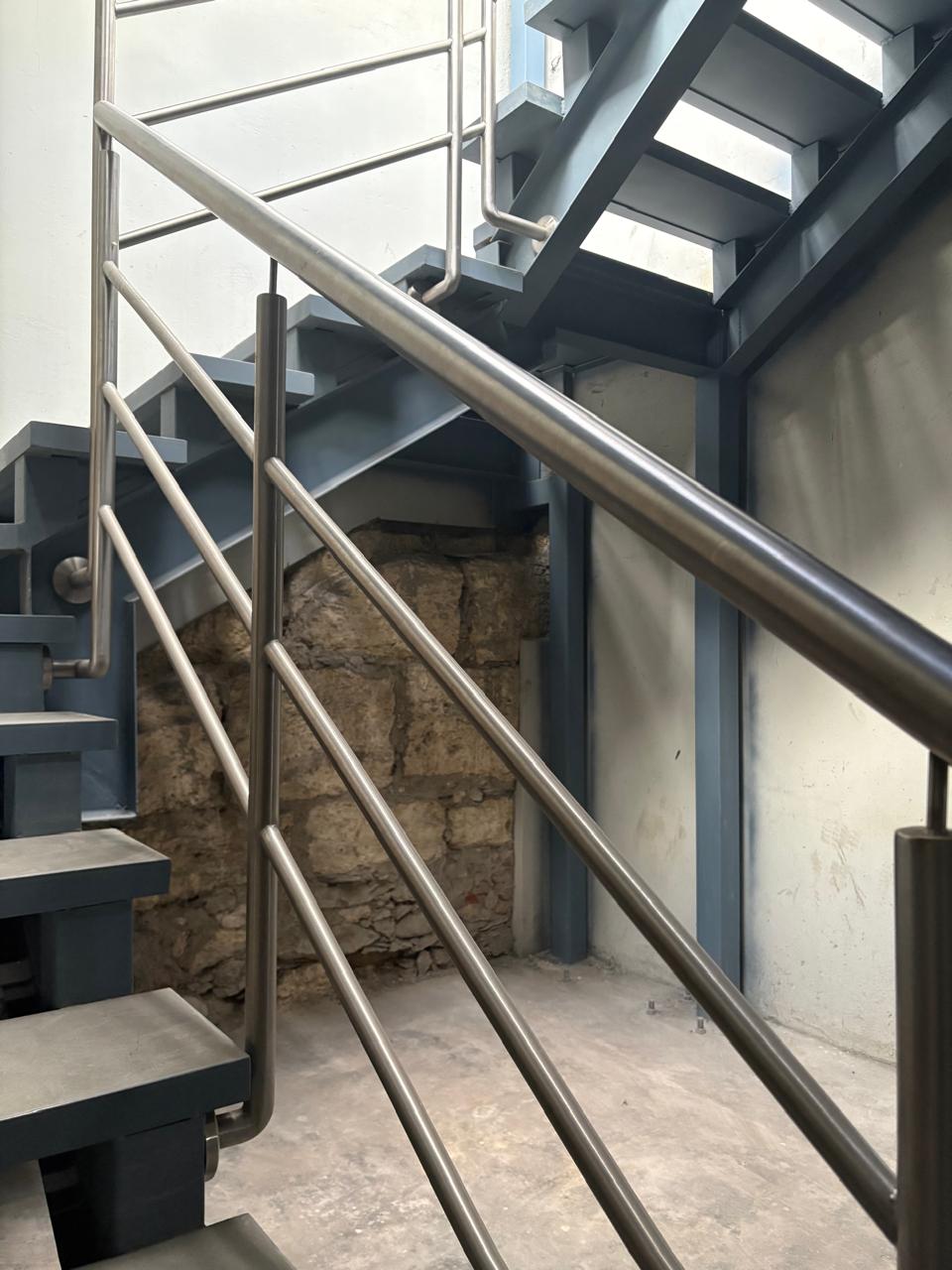 Escalera metálica con barandal de acero inoxidable en Monterrey