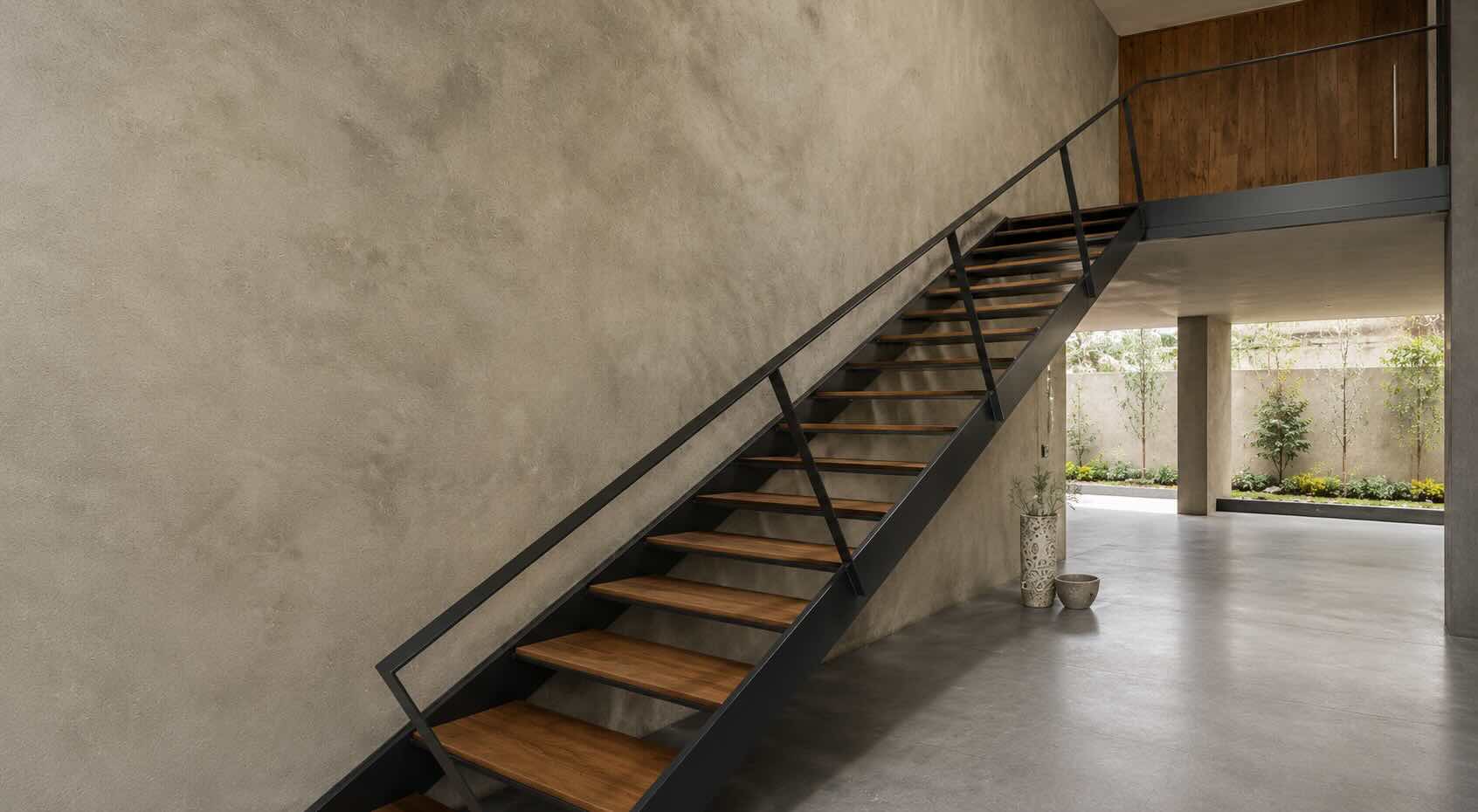 Escalera metálica con barandal de acero inoxidable fabricada en Monterrey