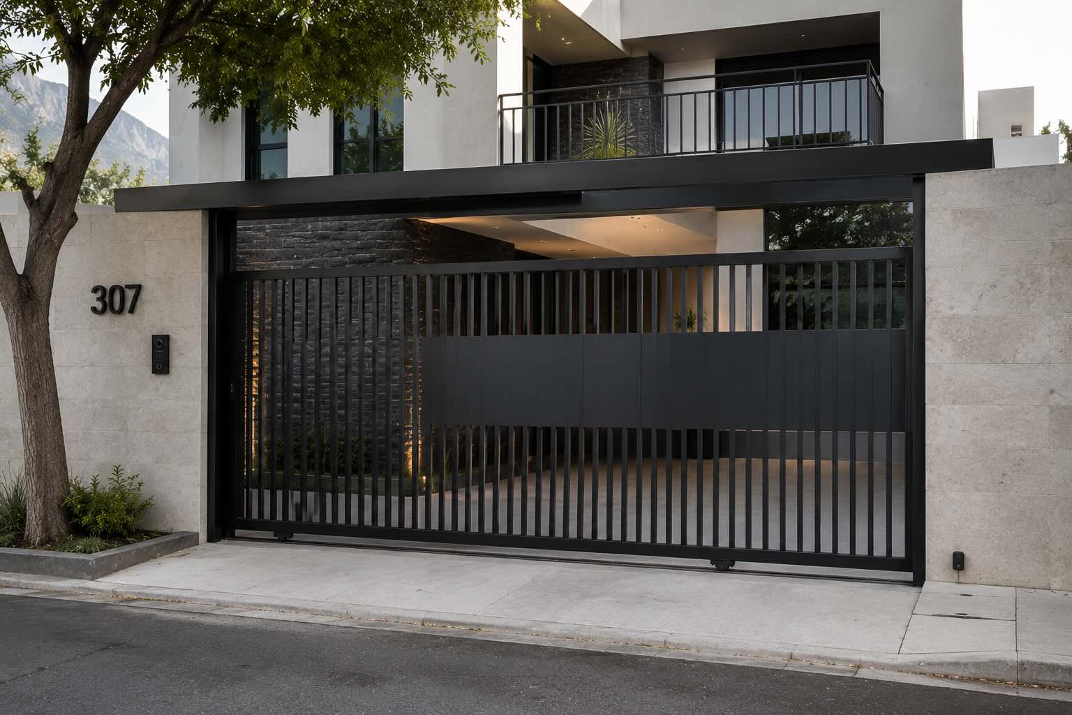 Portón automático moderno en residencia de Monterrey